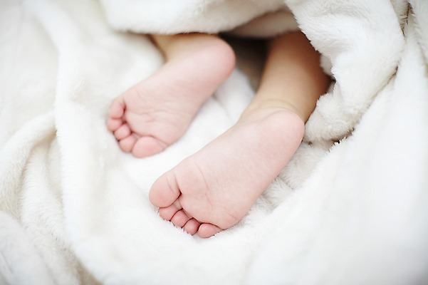 포토 JPG 스튜디오촬영 여자 어린이라이프 신체 발 실내 한명 사람 근접촬영 아웃포커스 신체부위 이불 아기 담요 발바닥 여자만 여자한명만 아기만 여자아기만 여자아기한명만 국내포토 1 라이프스타일 어린이 뷰포인트 침구 촬영기법 내부 파일형식