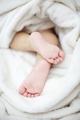 포토 JPG 스튜디오촬영 여자 어린이라이프 신체 발 실내 한명 사람 근접촬영 아웃포커스 신체부위 이불 아기 담요 발바닥 여자만 여자한명만 아기만 여자아기만 여자아기한명만 국내포토 1 라이프스타일 어린이 뷰포인트 침구 촬영기법 내부 파일형식