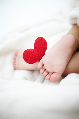 포토 JPG 스튜디오촬영 여자 어린이라이프 신체 발 실내 한명 사람 근접촬영 아웃포커스 신체부위 이불 하트 아기 담요 발바닥 여자만 여자한명만 아기만 여자아기만 여자아기한명만 국내포토 모양 1 라이프스타일 어린이 뷰포인트 침구 촬영기법 내부 파일형식