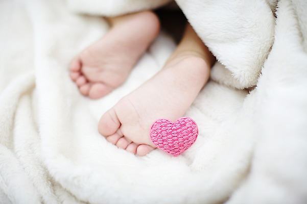 포토 JPG 스튜디오촬영 여자 어린이라이프 신체 발 실내 한명 사람 근접촬영 아웃포커스 신체부위 이불 하트 아기 담요 발바닥 여자만 여자한명만 아기만 여자아기만 여자아기한명만 국내포토 모양 1 라이프스타일 어린이 뷰포인트 침구 촬영기법 내부 파일형식