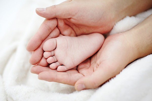 포토 JPG 스튜디오촬영 손 여자 어린이라이프 신체 발 실내 손바닥 사람 근접촬영 두명 아웃포커스 신체부위 수건 아기 발바닥 아기만 국내포토 라이프스타일 어린이 뷰포인트 촬영기법 내부 위생용품 파일형식