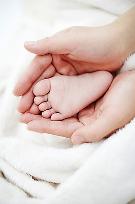 포토 JPG 스튜디오촬영 손 여자 어린이라이프 신체 발 실내 손바닥 사람 근접촬영 두명 아웃포커스 신체부위 수건 아기 발바닥 아기만 국내포토 라이프스타일 어린이 뷰포인트 촬영기법 내부 위생용품 파일형식