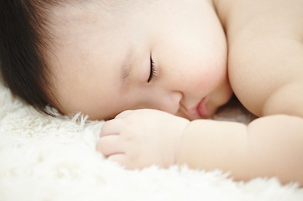 포토 JPG 스튜디오촬영 여자 어린이라이프 얼굴 엎드리기 실내 한명 사람 동양인 근접촬영 상반신 옆모습 신체부위 눕기 눈감음 카펫 한국인 아기 잠 수면 낮잠 여자만 여자한명만 아기만 여자아기만 여자아기한명만 국내포토 1 라이프스타일 어린이 뷰포인트 모션 인종 내부 물 파일형식