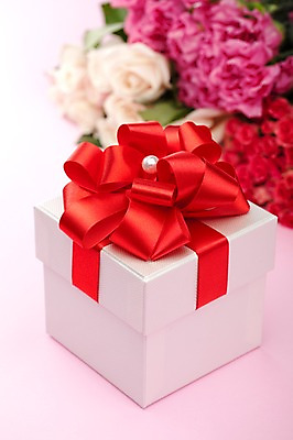 포토 JPG 스튜디오촬영 식물 기념일 꽃 리본 여러송이 잎 포장 실내 선물포장 선물 이벤트 사람없음 아웃포커스 장식 선물상자 상자 장미 카네이션 오브젝트 국내포토 다수 촬영기법 내부 파일형식