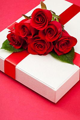 포토 JPG 스튜디오촬영 식물 기념일 꽃 컬러 여러송이 잎 포장 실내 선물포장 선물 이벤트 근접촬영 사람없음 장식 빨간색 선물상자 상자 장미 오브젝트 국내포토 뷰포인트 다수 내부 파일형식