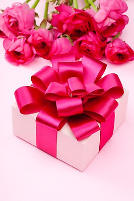 포토 JPG 스튜디오촬영 식물 기념일 꽃 리본 분홍색 여러송이 잎 포장 실내 선물포장 선물 이벤트 사람없음 장식 선물상자 상자 장미 오브젝트 라넌큘러스 국내포토 컬러 다수 내부 파일형식