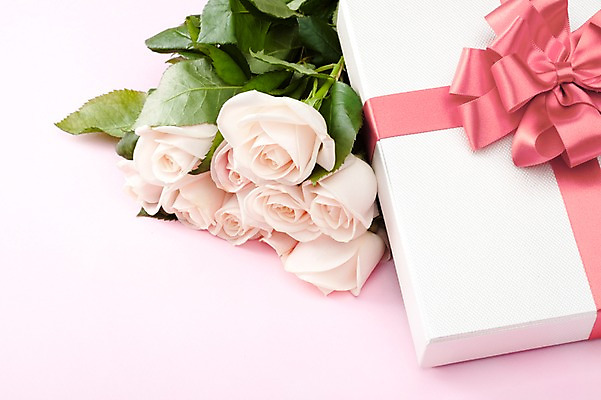 포토 JPG 스튜디오촬영 식물 기념일 꽃 리본 분홍색 여러송이 잎 포장 실내 선물포장 선물 이벤트 사람없음 장식 선물상자 상자 장미 오브젝트 국내포토 컬러 다수 내부 파일형식