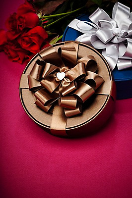 포토 JPG 스튜디오촬영 식물 기념일 꽃 리본 여러송이 잎 포장 실내 선물포장 선물 이벤트 사람없음 아웃포커스 장식 빨간색 선물상자 상자 장미 오브젝트 국내포토 컬러 다수 촬영기법 내부 파일형식