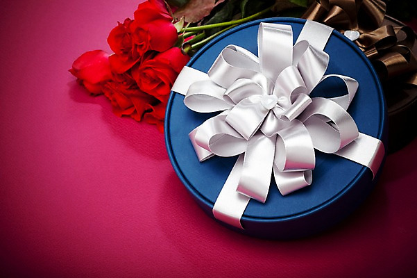 포토 JPG 스튜디오촬영 식물 기념일 꽃 리본 여러송이 잎 포장 실내 선물포장 선물 이벤트 사람없음 아웃포커스 장식 빨간색 선물상자 상자 장미 오브젝트 국내포토 컬러 다수 촬영기법 내부 파일형식