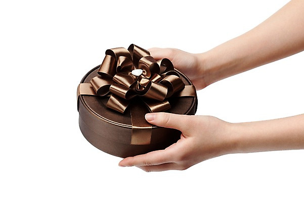 포토 JPG 스튜디오촬영 손 기념일 리본 컬러 포즈 포장 실내 선물포장 선물 한명 들기 누끼 사람 손짓 이벤트 신체부위 장식 선물상자 상자 갈색 오브젝트 국내포토 1 모션 내부 파일형식