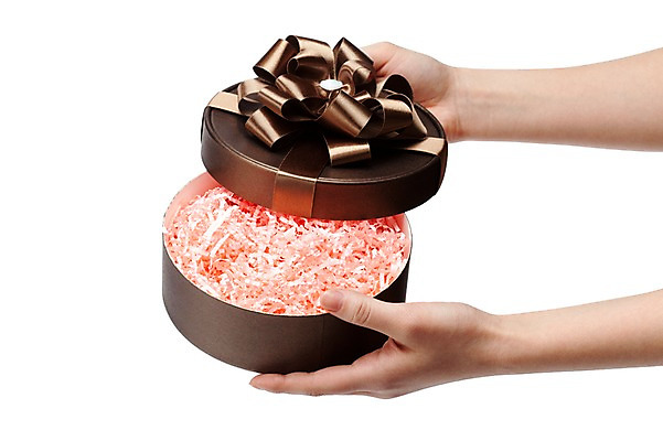 포토 JPG 스튜디오촬영 손 기념일 리본 컬러 포즈 포장 실내 선물포장 선물 한명 들기 누끼 사람 손짓 이벤트 신체부위 장식 선물상자 상자 갈색 오픈 오브젝트 국내포토 1 모션 내부 파일형식