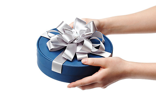 포토 JPG 스튜디오촬영 손 기념일 리본 포즈 포장 실내 선물포장 선물 한명 들기 누끼 사람 손짓 이벤트 신체부위 장식 선물상자 상자 오브젝트 국내포토 1 모션 내부 파일형식