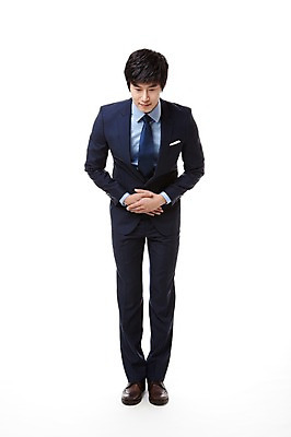 포토 JPG 스튜디오촬영 전신 직업 남자 맨라이프 포즈 비즈니스 모션 실내 숙이기 고개숙이기 한명 서기 누끼 사람 동양인 정장 20대 성인 앞모습 한국인 예절 인사 직장인 비즈니스맨 손모으기 공손 남자만 남자한명만 성인남자만 청년만 청년남자만 청년남자한명만 성인한명만 성인남자한명만 성인만 국내포토 1 라이프스타일 옷 뷰포인트 인종 손짓 청년 내부 파일형식