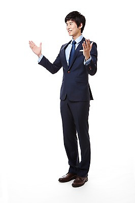 포토 JPG 스튜디오촬영 전신 직업 응시 남자 맨라이프 포즈 비즈니스 모션 친절 안내 실내 한명 서기 미소 웃음 누끼 사람 동양인 정장 손짓 20대 성인 옆모습 한국인 직장인 비즈니스맨 남자만 남자한명만 성인남자만 청년만 청년남자만 청년남자한명만 성인한명만 성인남자한명만 성인만 국내포토 1 라이프스타일 시선 옷 뷰포인트 표정 인종 청년 내부 파일형식