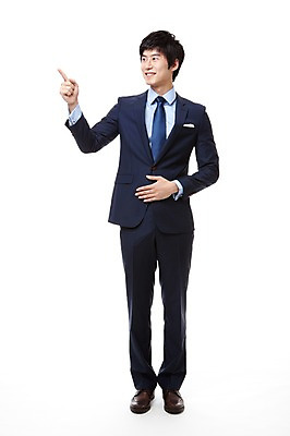 포토 JPG 스튜디오촬영 전신 직업 응시 남자 맨라이프 포즈 비즈니스 모션 친절 안내 실내 한명 서기 미소 웃음 누끼 사람 동양인 정장 손짓 20대 성인 앞모습 한국인 가리킴 직장인 비즈니스맨 남자만 남자한명만 성인남자만 청년만 청년남자만 청년남자한명만 성인한명만 성인남자한명만 성인만 국내포토 1 라이프스타일 시선 옷 뷰포인트 표정 인종 청년 내부 파일형식