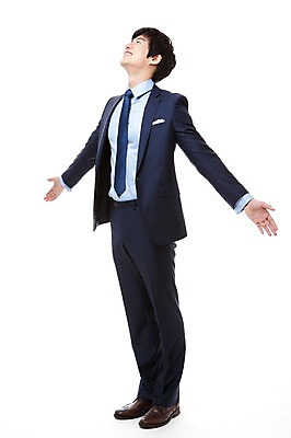 포토 JPG 스튜디오촬영 전신 직업 응시 남자 맨라이프 포즈 비즈니스 모션 팔벌리기 실내 한명 서기 미소 웃음 누끼 사람 동양인 정장 손짓 20대 성인 옆모습 한국인 자유 올려보기 직장인 비즈니스맨 해방감 남자만 남자한명만 성인남자만 청년만 청년남자만 청년남자한명만 성인한명만 성인남자한명만 성인만 국내포토 1 라이프스타일 시선 옷 감정 뷰포인트 컨셉 표정 인종 청년 내부 파일형식
