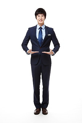 포토 JPG 스튜디오촬영 전신 직업 남자 맨라이프 비즈니스 모션 친절 안내 실내 한명 서기 미소 웃음 누끼 사람 동양인 정장 손짓 20대 성인 앞모습 한국인 직장인 비즈니스맨 남자만 남자한명만 성인남자만 청년만 청년남자만 청년남자한명만 성인한명만 성인남자한명만 성인만 국내포토 1 라이프스타일 옷 뷰포인트 표정 인종 청년 내부 파일형식