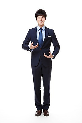 포토 JPG 스튜디오촬영 전신 직업 남자 맨라이프 비즈니스 모션 친절 안내 실내 한명 서기 미소 웃음 누끼 사람 동양인 정장 손짓 20대 성인 앞모습 한국인 직장인 비즈니스맨 남자만 남자한명만 성인남자만 청년만 청년남자만 청년남자한명만 성인한명만 성인남자한명만 성인만 국내포토 1 라이프스타일 옷 뷰포인트 표정 인종 청년 내부 파일형식