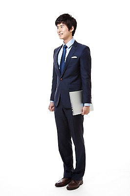 포토 JPG 스튜디오촬영 전신 직업 응시 남자 맨라이프 비즈니스 실내 한명 서기 미소 웃음 들기 누끼 사람 동양인 정장 20대 성인 옆모습 노트북 컴퓨터 한국인 업무 직장인 비즈니스맨 작업실 남자만 남자한명만 성인남자만 청년만 청년남자만 청년남자한명만 성인한명만 성인남자한명만 성인만 국내포토 1 라이프스타일 시선 옷 뷰포인트 모션 표정 인종 청년 내부 전자제품 작업 파일형식