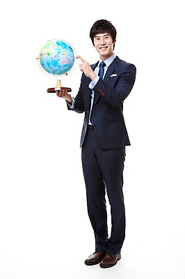 포토 JPG 스튜디오촬영 전신 직업 남자 지구 맨라이프 비즈니스 실내 한명 서기 미소 웃음 들기 누끼 사람 동양인 정장 손짓 20대 성인 앞모습 세계 글로벌 지구본 모형 글로벌비즈니스 한국인 가리킴 직장인 비즈니스맨 남자만 남자한명만 성인남자만 청년만 청년남자만 청년남자한명만 성인한명만 성인남자한명만 성인만 국내포토 1 라이프스타일 옷 뷰포인트 모션 표정 인종 청년 내부 파일형식