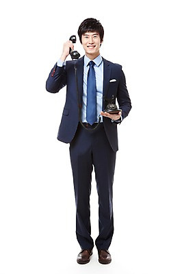 포토 JPG 스튜디오촬영 전신 직업 남자 맨라이프 비즈니스 실내 한명 서기 미소 웃음 들기 누끼 사람 동양인 정장 20대 성인 앞모습 한국인 직장인 비즈니스맨 전화기 유선전화기 통화 남자만 남자한명만 성인남자만 청년만 청년남자만 청년남자한명만 성인한명만 성인남자한명만 성인만 국내포토 1 라이프스타일 옷 뷰포인트 모션 표정 인종 청년 내부 파일형식