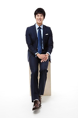포토 JPG 스튜디오촬영 전신 직업 남자 맨라이프 비즈니스 실내 한명 미소 웃음 누끼 사람 앉기 동양인 정장 20대 성인 앞모습 한국인 직장인 비즈니스맨 나무의자 남자만 남자한명만 성인남자만 청년만 청년남자만 청년남자한명만 성인한명만 성인남자한명만 성인만 국내포토 1 라이프스타일 옷 뷰포인트 의자 모션 표정 인종 청년 내부 목재 파일형식