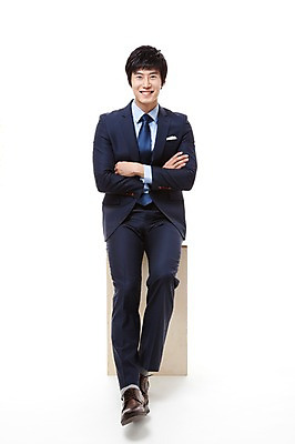 포토 JPG 스튜디오촬영 전신 직업 남자 맨라이프 비즈니스 실내 한명 미소 웃음 누끼 사람 앉기 동양인 정장 20대 성인 앞모습 팔짱 한국인 직장인 비즈니스맨 나무의자 남자만 남자한명만 성인남자만 청년만 청년남자만 청년남자한명만 성인한명만 성인남자한명만 성인만 국내포토 1 라이프스타일 옷 뷰포인트 의자 모션 표정 인종 청년 내부 목재 파일형식