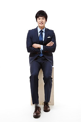 포토 JPG 스튜디오촬영 전신 직업 남자 맨라이프 비즈니스 실내 한명 미소 웃음 누끼 사람 앉기 동양인 정장 20대 성인 앞모습 팔짱 한국인 직장인 비즈니스맨 나무의자 남자만 남자한명만 성인남자만 청년만 청년남자만 청년남자한명만 성인한명만 성인남자한명만 성인만 국내포토 1 라이프스타일 옷 뷰포인트 의자 모션 표정 인종 청년 내부 목재 파일형식