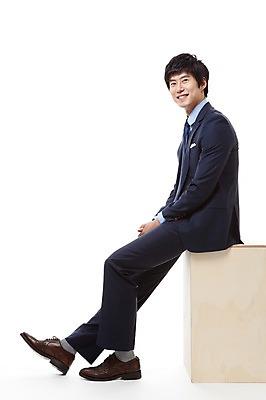 포토 JPG 스튜디오촬영 전신 직업 남자 맨라이프 비즈니스 실내 한명 미소 웃음 누끼 사람 앉기 동양인 정장 20대 성인 옆모습 한국인 직장인 비즈니스맨 나무의자 남자만 남자한명만 성인남자만 청년만 청년남자만 청년남자한명만 성인한명만 성인남자한명만 성인만 국내포토 1 라이프스타일 옷 뷰포인트 의자 모션 표정 인종 청년 내부 목재 파일형식