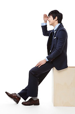 포토 JPG 스튜디오촬영 전신 직업 응시 남자 맨라이프 비즈니스 실내 한명 미소 웃음 누끼 사람 앉기 동양인 정장 손짓 20대 성인 옆모습 한국인 관찰 직장인 비즈니스맨 나무의자 남자만 남자한명만 성인남자만 청년만 청년남자만 청년남자한명만 성인한명만 성인남자한명만 성인만 국내포토 1 라이프스타일 시선 옷 뷰포인트 의자 모션 표정 인종 청년 내부 목재 파일형식