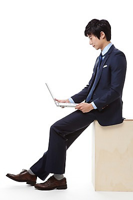 포토 JPG 스튜디오촬영 전신 직업 응시 남자 맨라이프 인터넷 비즈니스 실내 한명 누끼 사람 앉기 동양인 정장 20대 성인 옆모습 노트북 컴퓨터 한국인 정보 웹서핑 업무 직장인 비즈니스맨 작업실 검색 나무의자 남자만 남자한명만 성인남자만 청년만 청년남자만 청년남자한명만 성인한명만 성인남자한명만 성인만 국내포토 1 라이프스타일 시선 옷 뷰포인트 의자 모션 인종 청년 내부 목재 전자제품 작업 파일형식