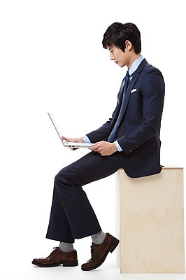 포토 JPG 스튜디오촬영 전신 직업 응시 남자 맨라이프 인터넷 비즈니스 실내 한명 누끼 사람 앉기 동양인 정장 20대 성인 옆모습 노트북 컴퓨터 한국인 정보 웹서핑 업무 직장인 비즈니스맨 작업실 검색 나무의자 남자만 남자한명만 성인남자만 청년만 청년남자만 청년남자한명만 성인한명만 성인남자한명만 성인만 국내포토 1 라이프스타일 시선 옷 뷰포인트 의자 모션 인종 청년 내부 목재 전자제품 작업 파일형식