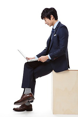 포토 JPG 스튜디오촬영 전신 직업 응시 남자 맨라이프 인터넷 비즈니스 실내 한명 누끼 사람 앉기 동양인 정장 20대 성인 옆모습 노트북 컴퓨터 한국인 정보 다리꼬기 웹서핑 업무 직장인 비즈니스맨 작업실 검색 나무의자 남자만 남자한명만 성인남자만 청년만 청년남자만 청년남자한명만 성인한명만 성인남자한명만 성인만 국내포토 1 라이프스타일 시선 옷 뷰포인트 의자 모션 인종 청년 내부 목재 전자제품 작업 파일형식