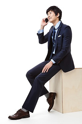 포토 JPG 스튜디오촬영 전신 직업 남자 맨라이프 비즈니스 실내 한명 미소 웃음 들기 누끼 사람 앉기 동양인 정장 20대 성인 옆모습 스마트폰 한국인 직장인 비즈니스맨 전화기 나무의자 통화 남자만 남자한명만 성인남자만 청년만 청년남자만 청년남자한명만 성인한명만 성인남자한명만 성인만 국내포토 1 라이프스타일 옷 뷰포인트 의자 모션 표정 인종 청년 내부 목재 핸드폰 스마트기기 파일형식