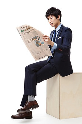 포토 JPG 스튜디오촬영 전신 직업 응시 남자 맨라이프 비즈니스 실내 한명 들기 누끼 사람 앉기 동양인 정장 20대 성인 옆모습 한국인 다리꼬기 직장인 비즈니스맨 신문 신문읽기 읽기 나무의자 영자신문 남자만 남자한명만 성인남자만 청년만 청년남자만 청년남자한명만 성인한명만 성인남자한명만 성인만 국내포토 1 라이프스타일 시선 옷 뷰포인트 의자 모션 인종 청년 내부 목재 간행물 뉴스 파일형식