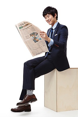 포토 JPG 스튜디오촬영 전신 직업 응시 남자 맨라이프 비즈니스 실내 한명 미소 웃음 들기 누끼 사람 앉기 동양인 정장 20대 성인 옆모습 한국인 다리꼬기 직장인 비즈니스맨 신문 신문읽기 읽기 나무의자 영자신문 남자만 남자한명만 성인남자만 청년만 청년남자만 청년남자한명만 성인한명만 성인남자한명만 성인만 국내포토 1 라이프스타일 시선 옷 뷰포인트 의자 모션 표정 인종 청년 내부 목재 간행물 뉴스 파일형식