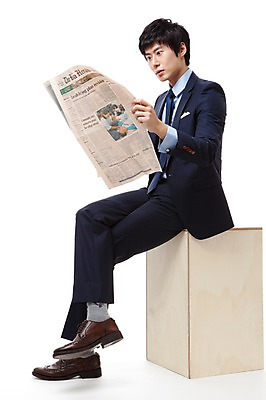 포토 JPG 스튜디오촬영 전신 직업 응시 남자 맨라이프 비즈니스 실내 한명 들기 누끼 사람 앉기 동양인 정장 20대 성인 옆모습 놀람 한국인 다리꼬기 직장인 비즈니스맨 신문 신문읽기 읽기 나무의자 영자신문 남자만 남자한명만 성인남자만 청년만 청년남자만 청년남자한명만 성인한명만 성인남자한명만 성인만 국내포토 1 라이프스타일 시선 옷 감정 뷰포인트 의자 모션 표정 인종 청년 내부 목재 간행물 뉴스 파일형식