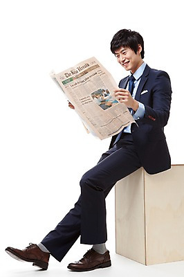 포토 JPG 스튜디오촬영 전신 직업 응시 남자 맨라이프 비즈니스 실내 한명 미소 웃음 들기 누끼 사람 앉기 동양인 정장 20대 성인 옆모습 한국인 직장인 비즈니스맨 신문 신문읽기 읽기 나무의자 영자신문 남자만 남자한명만 성인남자만 청년만 청년남자만 청년남자한명만 성인한명만 성인남자한명만 성인만 국내포토 1 라이프스타일 시선 옷 뷰포인트 의자 모션 표정 인종 청년 내부 목재 간행물 뉴스 파일형식