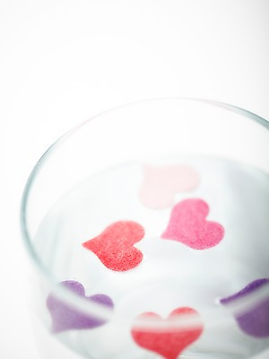 포토 JPG 스튜디오촬영 음료 스티커 잔 실내 사랑 근접촬영 사람없음 아웃포커스 컵 물 하트 수면 물컵 국내포토 자연요소 모양 식기 감정 뷰포인트 촬영기법 내부 파일형식