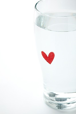 포토 JPG 스튜디오촬영 음료 잔 실내 사랑 사람없음 컵 물 하트 물컵 국내포토 자연요소 모양 식기 감정 내부 파일형식