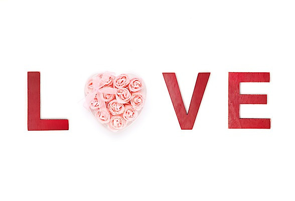 포토 JPG 스튜디오촬영 식물 문자 알파벳 영어 꽃 분홍색 대문자 실내 사랑 누끼 사람없음 단어 하트 국내포토 모양 감정 컬러 내부 파일형식