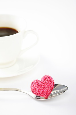 포토 JPG 스튜디오촬영 커피 음료 잔 한잔 실내 사랑 누끼 사람없음 컵 숟가락 하트 차 커피잔 찻잔 티스푼 컵받침 받침대 아메리카노 국내포토 모양 1 식기 감정 수저 내부 파일형식