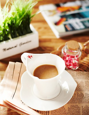 포토 JPG 스튜디오촬영 커피 음료 음식 유리병 디저트 잔 한잔 실내 사탕 사랑 사람없음 아웃포커스 장식 컵 하트 신문 차 잡지 병 커피잔 찻잔 컵받침 받침대 코르크 조화 국내포토 모양 1 식기 감정 병_용기 촬영기법 내부 간행물 뉴스 파일형식