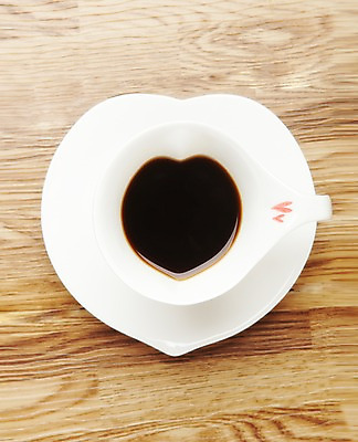 포토 JPG 스튜디오촬영 커피 음료 잔 한잔 실내 사랑 사람없음 컵 하이앵글 하트 차 커피잔 찻잔 컵받침 받침대 아메리카노 국내포토 모양 1 식기 감정 뷰포인트 내부 파일형식