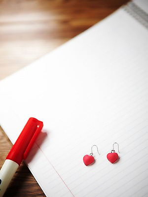 포토 JPG 스튜디오촬영 장신구 문구용품 실내 사랑 사람없음 아웃포커스 필기구 펜 귀걸이 공책 펼침 하트 보석 연습장 스프링노트 줄노트 빨간펜 국내포토 모양 감정 모션 촬영기법 내부 광석 오브젝트 파일형식