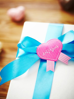 포토 JPG 스튜디오촬영 기념일 리본 스티커 포장 실내 선물포장 사랑 이벤트 사람없음 아웃포커스 장식 선물상자 상자 하트 오브젝트 국내포토 모양 감정 촬영기법 선물 내부 파일형식