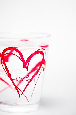 포토 JPG 스튜디오촬영 음료 잔 실내 사랑 사람없음 컵 물 하트 물컵 국내포토 자연요소 모양 식기 감정 내부 파일형식