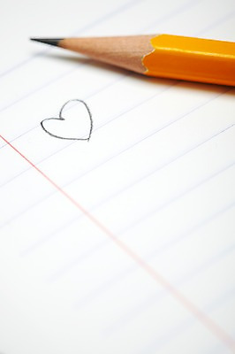 포토 JPG 스튜디오촬영 무늬 패턴 문구용품 실내 사랑 사람없음 아웃포커스 초록색 필기구 연필 공책 펼침 하트 그림 연습장 줄노트 국내포토 모양 감정 컬러 모션 학용품 촬영기법 내부 오브젝트 파일형식