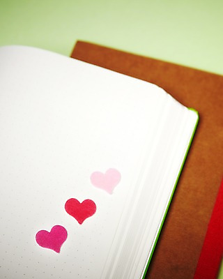 포토 JPG 스튜디오촬영 스티커 무늬 패턴 문구용품 실내 사랑 사람없음 아웃포커스 공책 펼침 하트 연습장 국내포토 모양 감정 모션 촬영기법 내부 오브젝트 파일형식