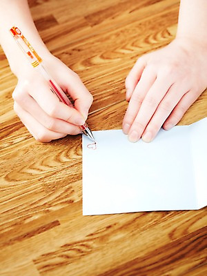 포토 JPG 스튜디오촬영 손 프로포즈 실내 사랑 한명 사람 신체부위 펜 볼펜 하트 그리기 러브레터 편지 우편물 편지지 그림 레터 국내포토 카드프레임 모양 1 감정 모션 프레임 내부 필기구 파일형식